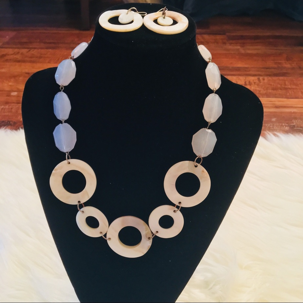 Shell 🐚 type necklace and earrings.
